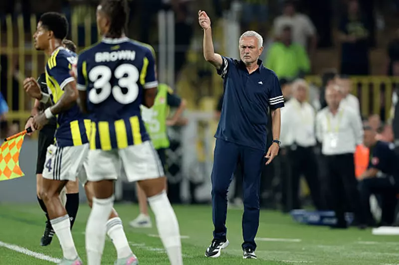 مورينيو على المحك: فنربخشة يتفوق على فينورد في تصفيات الأبطال